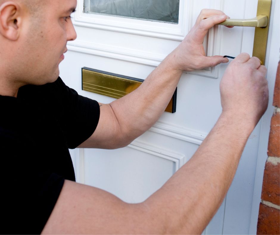 Profesjonell låsesmed i arbeid